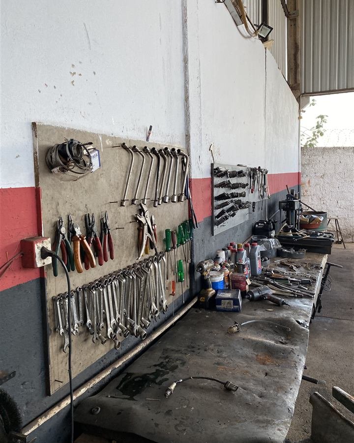Painel de ferramentas e bancada de trabalho da oficina Udi Mais
